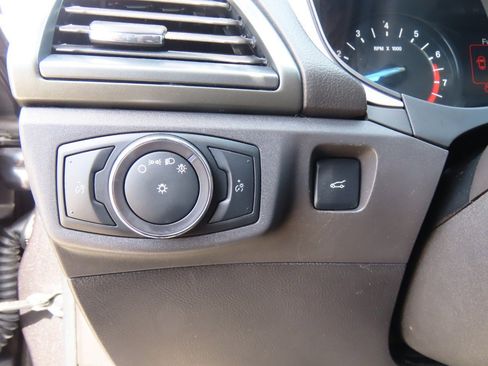 Used 2015 Ford Fusion SE image 25