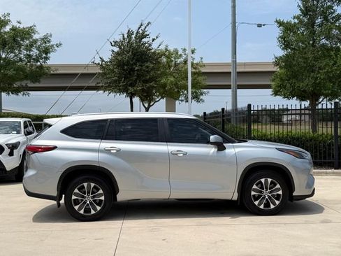 Used 2023 Toyota Highlander XLE FWD image 3