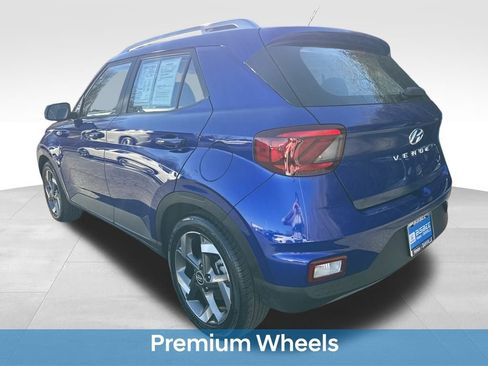 Used 2024 Hyundai Venue SEL image 4