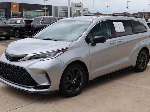 Used 2024 Toyota Sienna XSE FWD image 3
