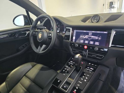 Used 2025 Porsche Macan AWD/4WD image 12