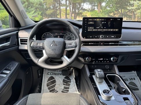 Used 2025 Mitsubishi Outlander SE FWD image 13