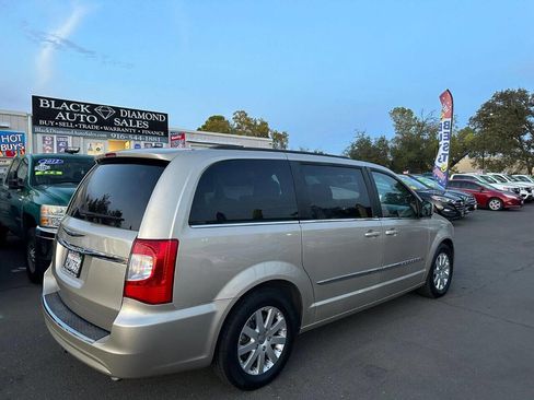 Used 2014 Chrysler Town & Country Touring image 6
