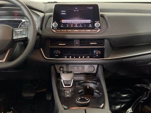 Used 2025 Nissan Rogue SV image 7