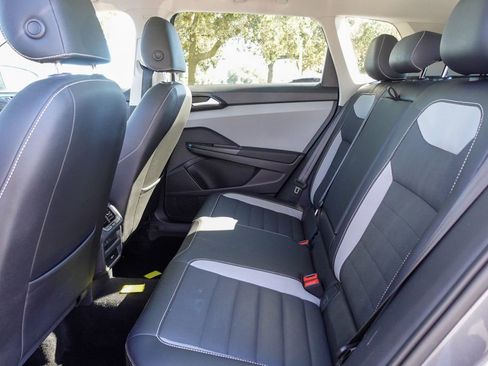 Used 2022 Volkswagen Taos SEL w/ Panoramic Sunroof Package image 24