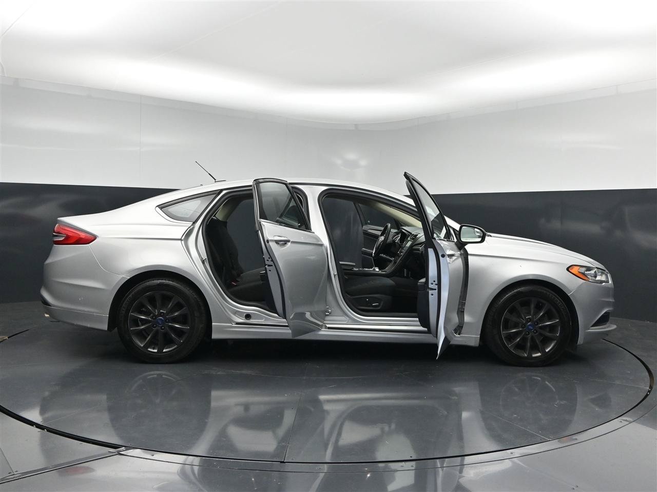 Used 2017 Ford Fusion SE w/ Fusion SE Technology Package FWD image 39