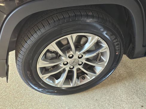 Used 2019 Jeep Cherokee Latitude Plus w/ Comfort/Convenience Group image 44