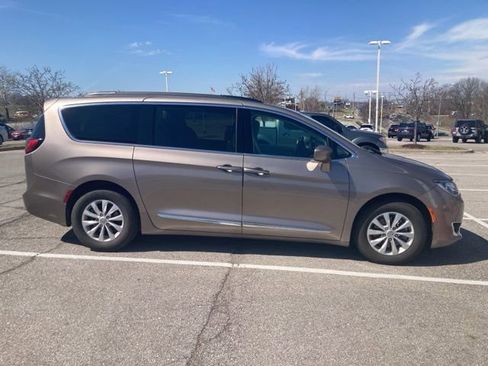 Used 2017 Chrysler Pacifica Touring-L image 3