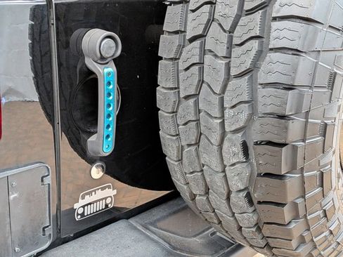 Used 2016 Jeep Wrangler Unlimited Rubicon image 9