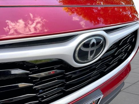 Used 2022 Toyota Highlander XLE AWD/4WD image 29