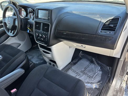Used 2019 Dodge Grand Caravan SE w/ UConnect Hands-Free Group FWD image 11