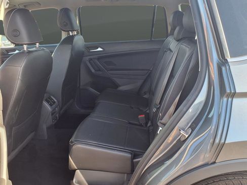 Used 2021 Volkswagen Tiguan SE w/ Panoramic Sunroof Package image 39