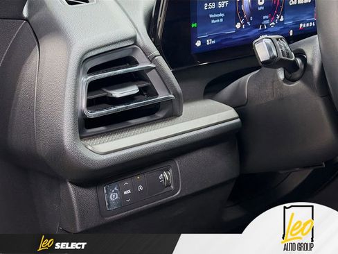 Used 2025 Chevrolet Traverse LT w/ Sun and Wheel Package image 10