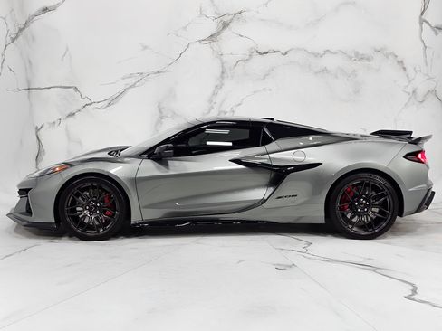 Used 2024 Chevrolet Corvette Z06 RWD image 8