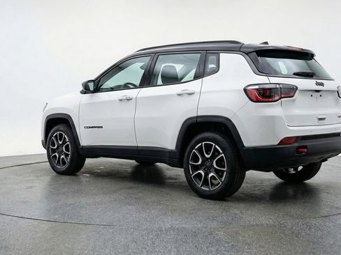 Used 2025 Jeep Compass Trailhawk AWD/4WD image 6