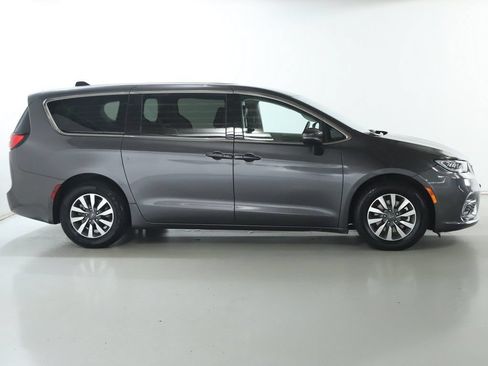 Used 2023 Chrysler Pacifica Touring-L FWD image 11