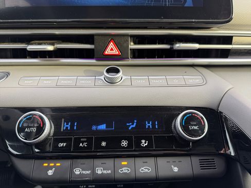 Certified 2024 Hyundai Elantra SEL w/ Convenience Package image 11