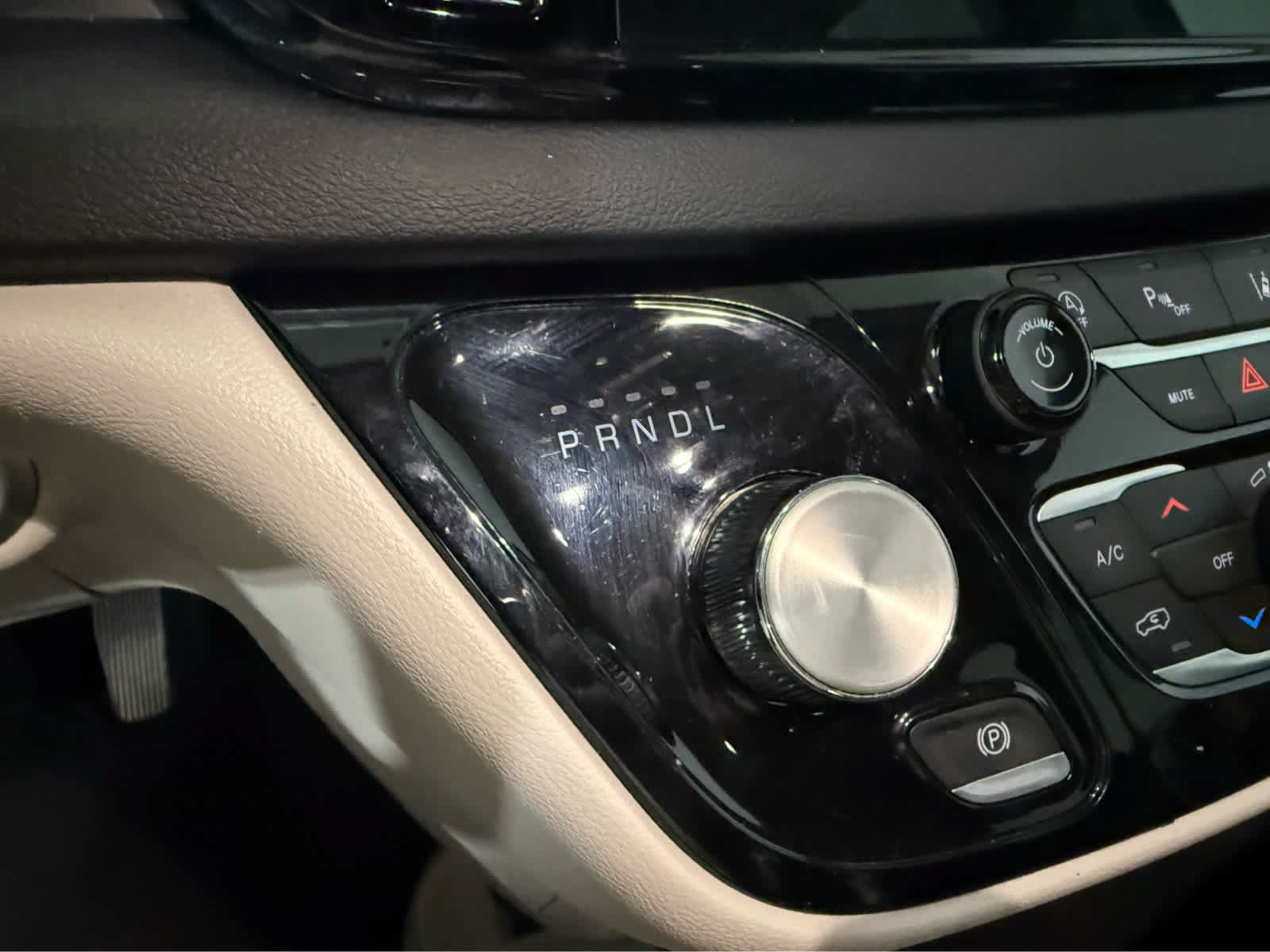 Used 2023 Chrysler Pacifica Touring-L FWD image 23