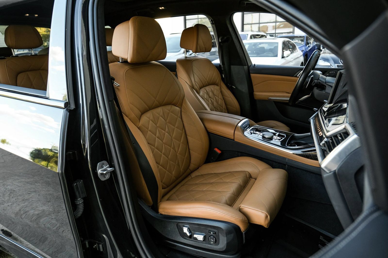 Used 2024 BMW X7 xDrive40i w/ M Sport Package AWD/4WD image 28