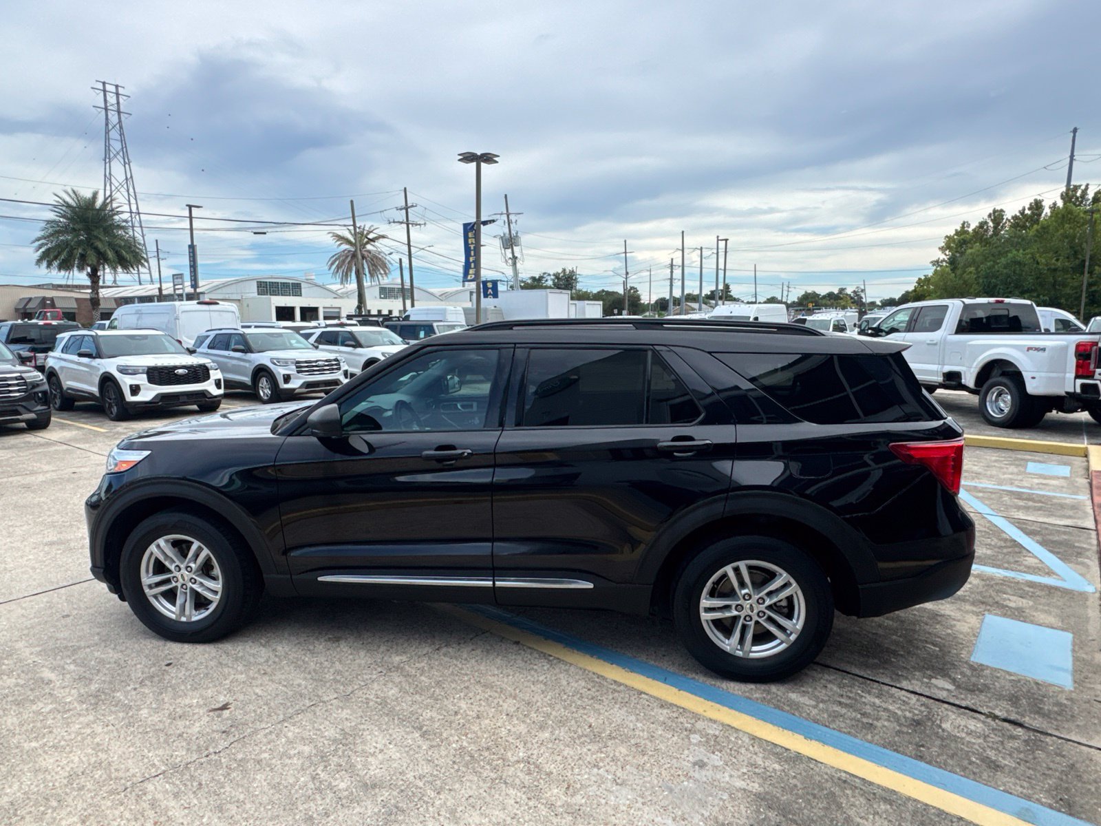 Certified 2023 Ford Explorer XLT w/ Equipment Group 202A AWD/4WD image 7