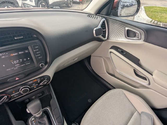 Used 2025 Kia Soul LX FWD image 17