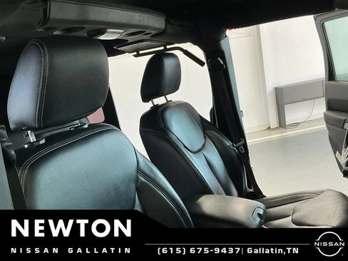 Used 2018 Jeep Wrangler Unlimited Sahara AWD/4WD image 16