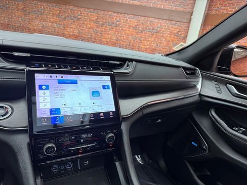 Used 2024 Jeep Grand Cherokee Overland w/ Luxury Tech Group IV image 17