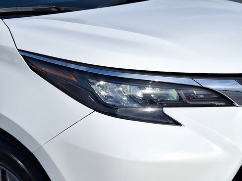 Used 2024 Toyota Sienna LE image 10
