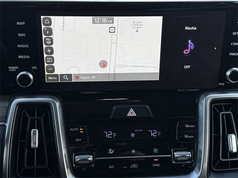 Used 2022 Kia Sorento EX w/ Panoramic Sunroof Package image 15