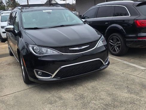 Used 2020 Chrysler Pacifica Limited image 3