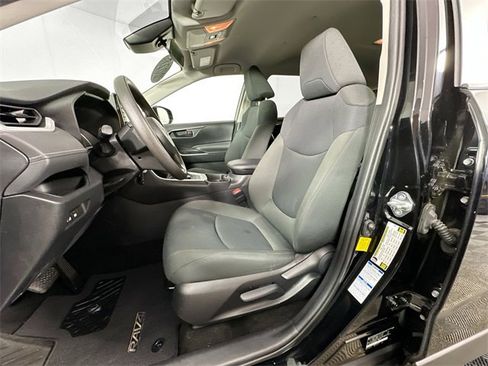 Used 2021 Toyota RAV4 LE w/ Carpet Mat Package (TMS) image 16