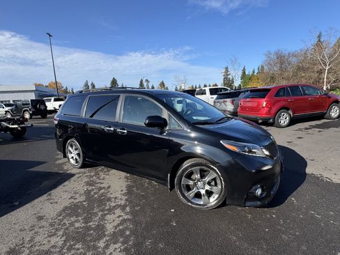 Used 2015 Toyota Sienna SE image 2