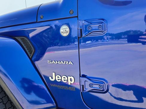 Used 2019 Jeep Wrangler Unlimited Sahara AWD/4WD image 13