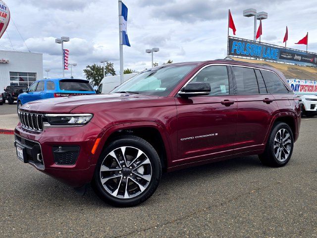 Used 2025 Jeep Grand Cherokee Overland w/ Luxury Tech Group IV AWD/4WD image 3