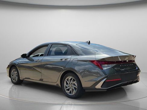 Used 2025 Hyundai Elantra Hybrid w/ Cargo Package FWD image 23