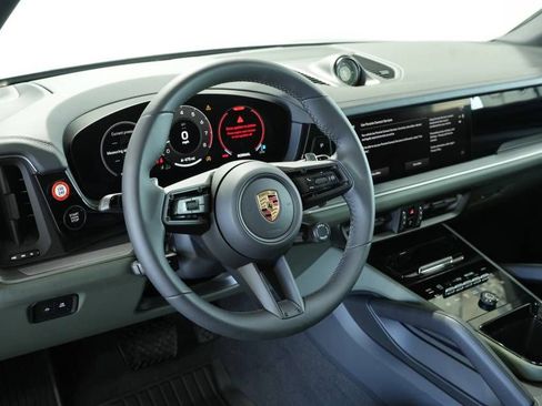 Certified 2025 Porsche Cayenne image 4