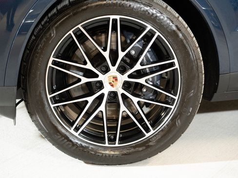 Certified 2026 Porsche Cayenne AWD/4WD image 11