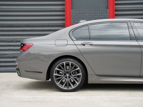 Used 2022 BMW 740i w/ M Sport Package RWD image 3
