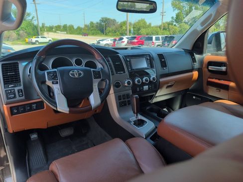 Used 2017 Toyota Sequoia Platinum AWD/4WD image 18