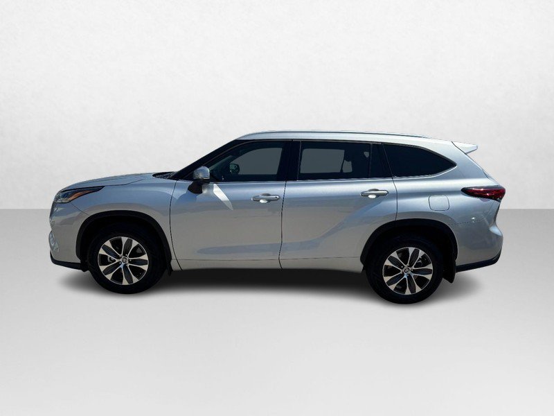 Used 2022 Toyota Highlander XLE AWD/4WD image 8