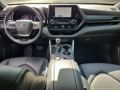 Used 2025 Toyota Highlander XSE AWD/4WD image 13