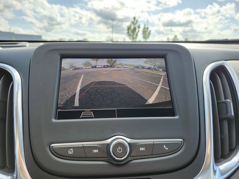 Used 2022 Chevrolet Equinox LS AWD/4WD image 2