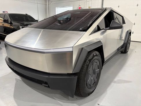 Used 2025 Tesla Cybertruck AWD Crew Cab image 3