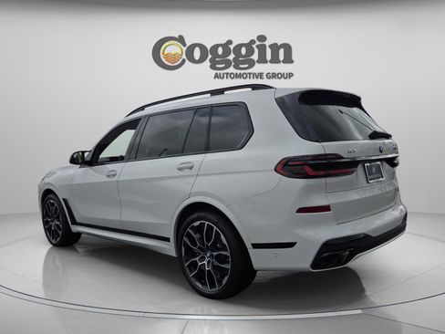 Used 2025 BMW X7 M60i w/ Climate Comfort Package AWD/4WD image 3