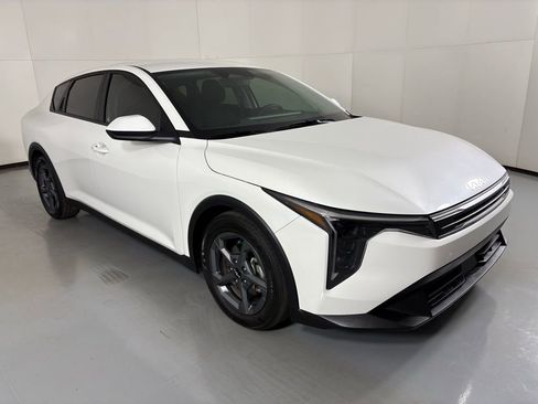 New 2025 Kia K4 LXS image 2