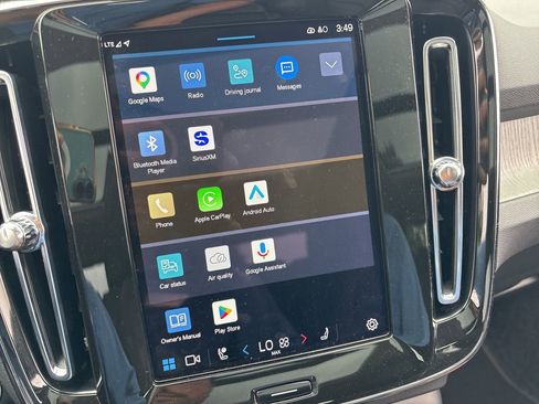 Used 2025 Volvo XC40 B5 Plus image 19