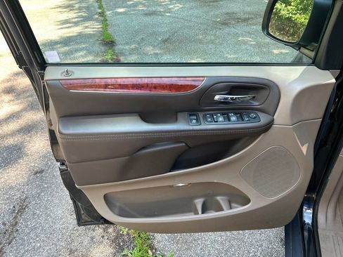Used 2015 Chrysler Town & Country Touring FWD image 12