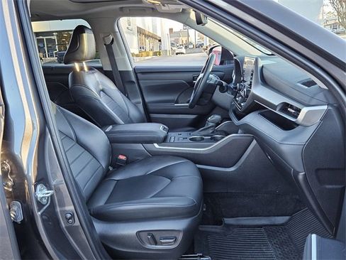 Used 2022 Toyota Highlander XLE image 17