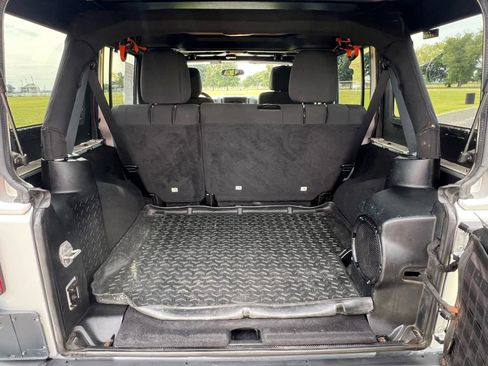 Used 2012 Jeep Wrangler Unlimited Rubicon w/ Connectivity Group image 11