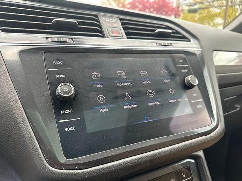 Certified 2023 Volkswagen Tiguan SE w/ Panoramic Sunroof Package AWD/4WD image 9